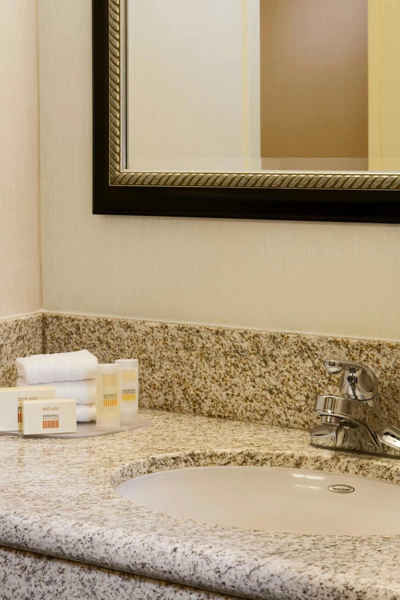Courtyard By Marriott Hobby Airport 3*