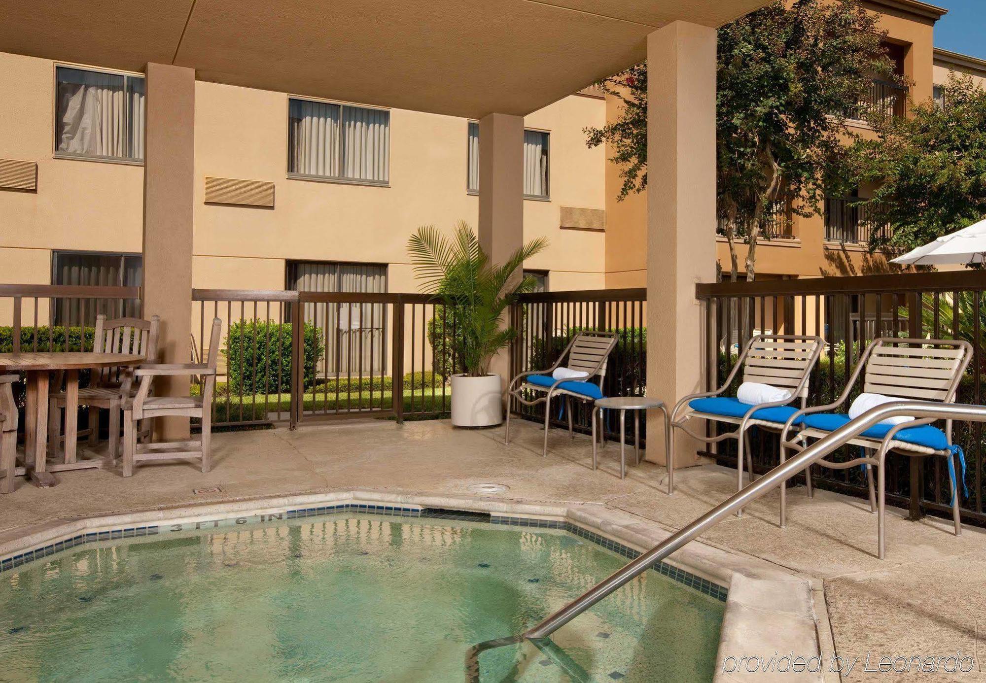 Hotel Courtyard By Marriott Hobby Airport 3*