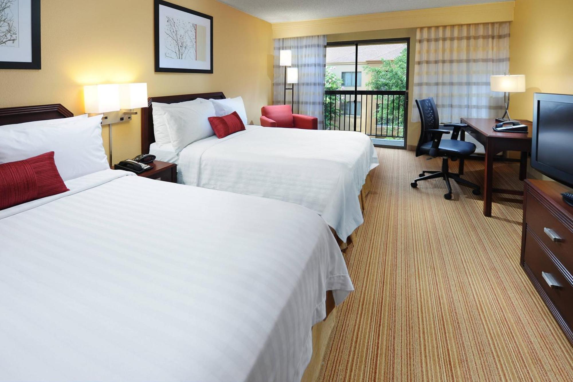 Hotel Courtyard By Marriott Hobby Airport 3*